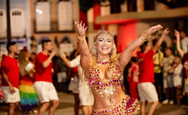 Sarah Estanislau brilha como madrinha em desfile histórico do Carnaval na Praça XV, em Florianópolis