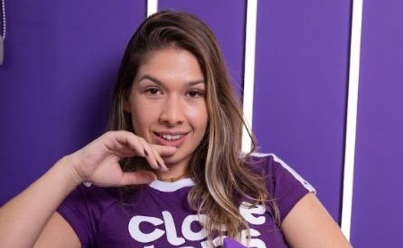 Elo Cardone: a criadora que teve o rosto tatuado por um fã