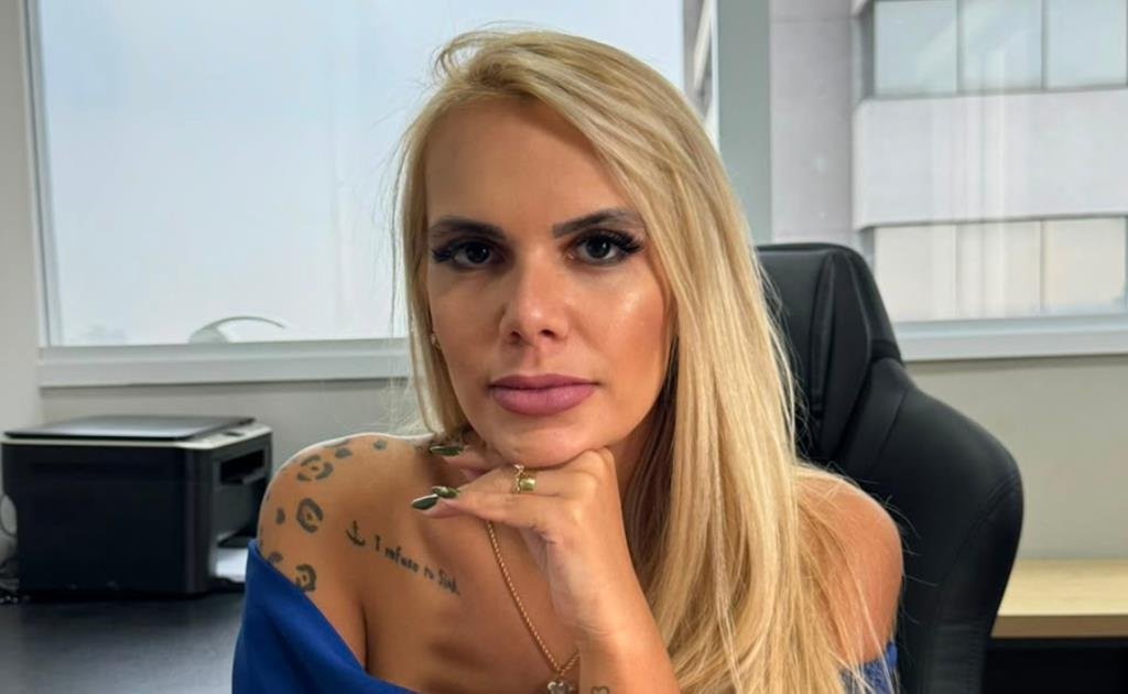 Empresária paulista é reconhecida em evento nacional por ajudar pessoas e empresas e recebe placa de reconhecimento por faturamento em Alphaville (SP)