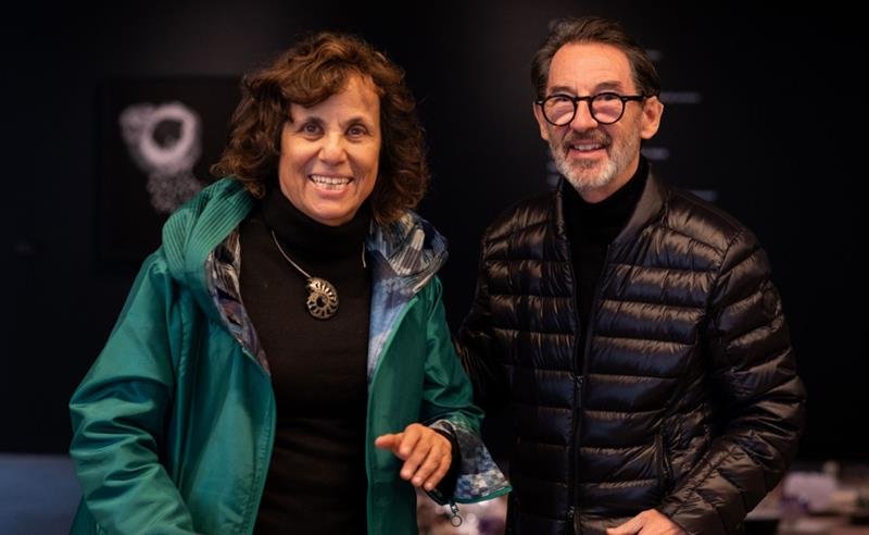 Denise Milan investiga as origens da vida em exposição inédita inspirada por formações geológicas do Sul do Brasil